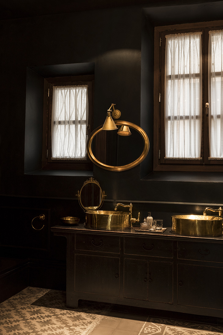 Interiorismo Hotel Palma Riad por Pablo Peyra Studio. Lavabo doble de latón dorado con mueble oscuro y apliques dorados en el Hotel Riad de Mayorca. Interiorismo Hotel Palma Riad por Pablo Peyra Studio. Lavabo doble de latón dorado con mueble oscuro y apliques dorados en el Hotel Riad de Mayorca.