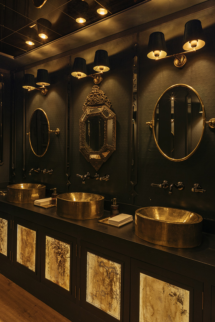 Interiorismo hotel por Pablo Peyra Studio. Aseos de lujo con lavabos dorados, espejos ornamentales y apliques de estilo clásico Interiorismo hotel por Pablo Peyra Studio. Aseos de lujo con lavabos dorados, espejos ornamentales y apliques de estilo clásico