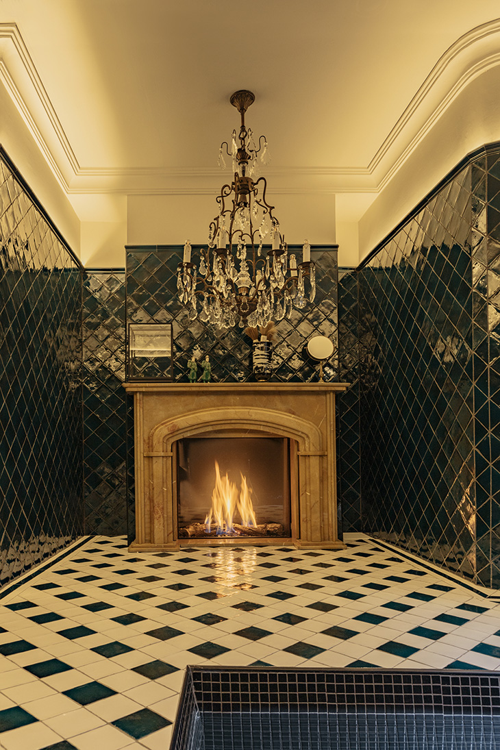 Diseño de hotel por Pablo Peyra Studio. Chimenea clásica encendida en estancia de baño con azulejos de inspiración árabe. Diseño de hotel por Pablo Peyra Studio. Chimenea clásica encendida en estancia de baño con azulejos de inspiración árabe.