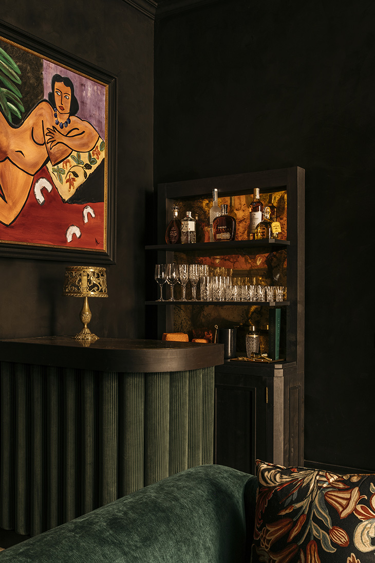 Proyecto Hotel Palma Riad. Rincón de bar con barra de terciopelo verde y estantería retroiluminada en suite. Proyecto Hotel Palma Riad. Rincón de bar con barra de terciopelo verde y estantería retroiluminada en suite.