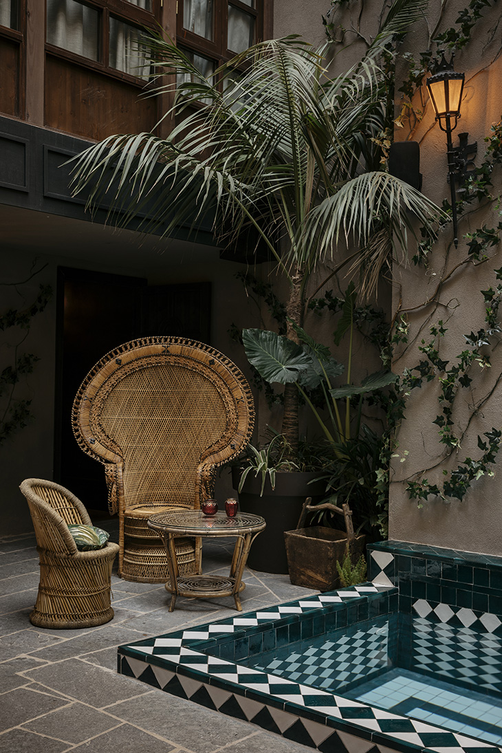 Oasis mediterráneo en el patio del Hotel Riad con zona de relax y piscina. Oasis mediterráneo en el patio del Hotel Riad con zona de relax y piscina.