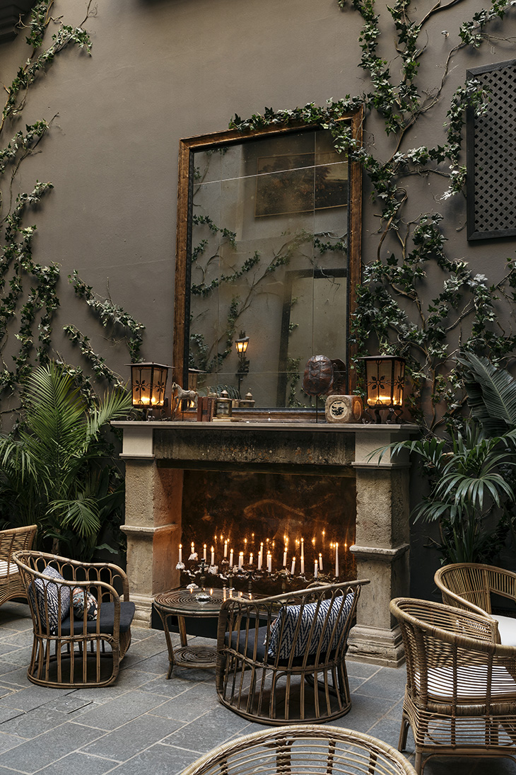 Restaurante o salón exterior con chimenea y atmósfera vegetal en el Hotel Palma Riad en Mallorca. Restaurante o salón exterior con chimenea y atmósfera vegetal en el Hotel Palma Riad en Mallorca.