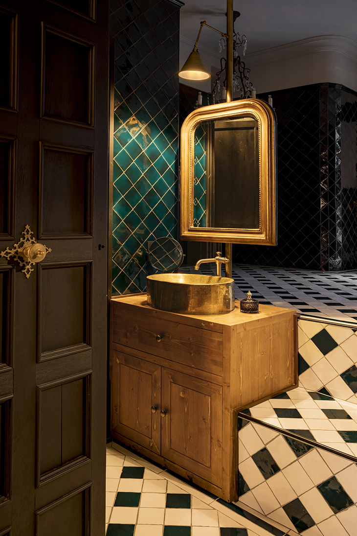 Proyecto interiorismo de hotel por Pablo Peyra Studio. Lavabo con acabados dorados y azulejos verdes en la suite hammam del Hotel Palma Riad. Proyecto interiorismo de hotel por Pablo Peyra Studio. Lavabo con acabados dorados y azulejos verdes en la suite hammam del Hotel Palma Riad.