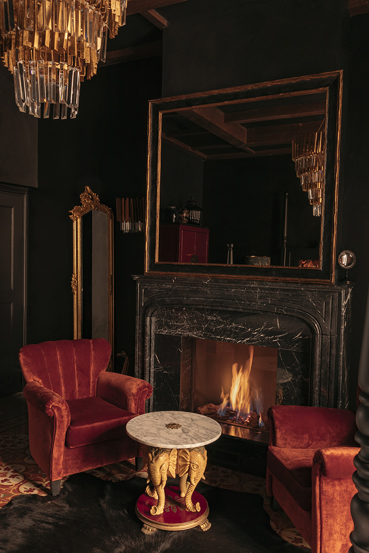Salita con chimenea y atmósfera íntima en la suite hammam del Hotel Palma Riad. Salita con chimenea y atmósfera íntima en la suite hammam del Hotel Palma Riad.