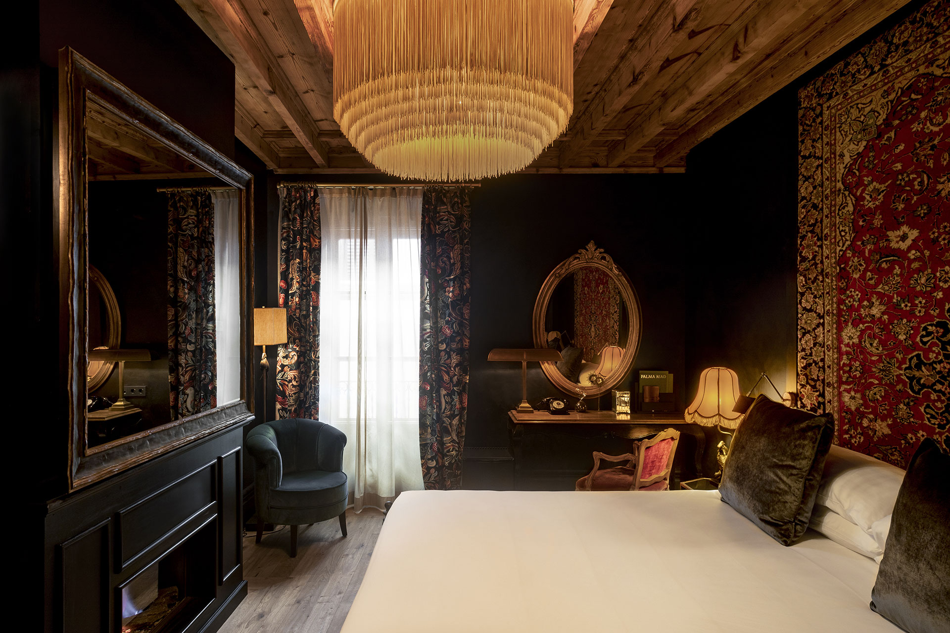 Suite con inspiración persa y detalles cálidos en el Hotel Palma Riad Men Mallorca. Interiorismo by Pablo Peyra Studio. Suite con inspiración persa y detalles cálidos en el Hotel Palma Riad Men Mallorca. Interiorismo by Pablo Peyra Studio.