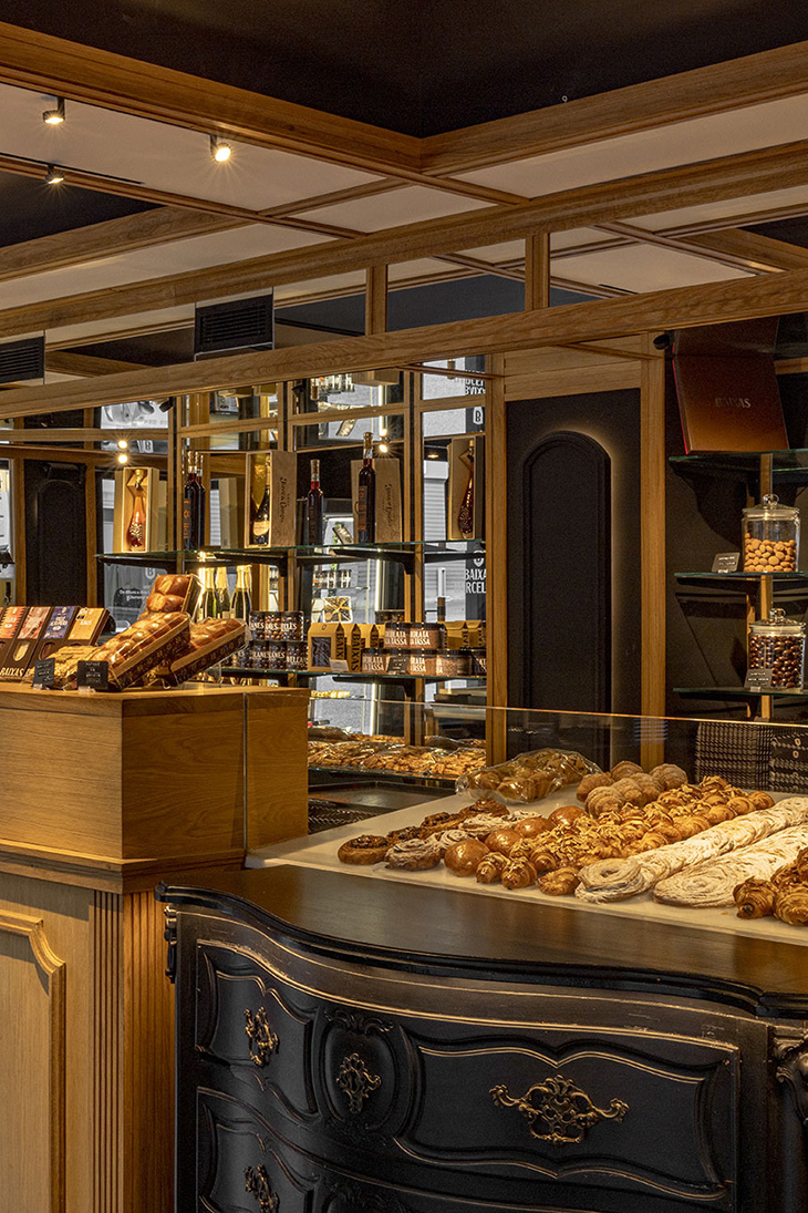 Mostrador central de la pastelería Baixas con exposición de sus famosas y deliciosas delicatesen.