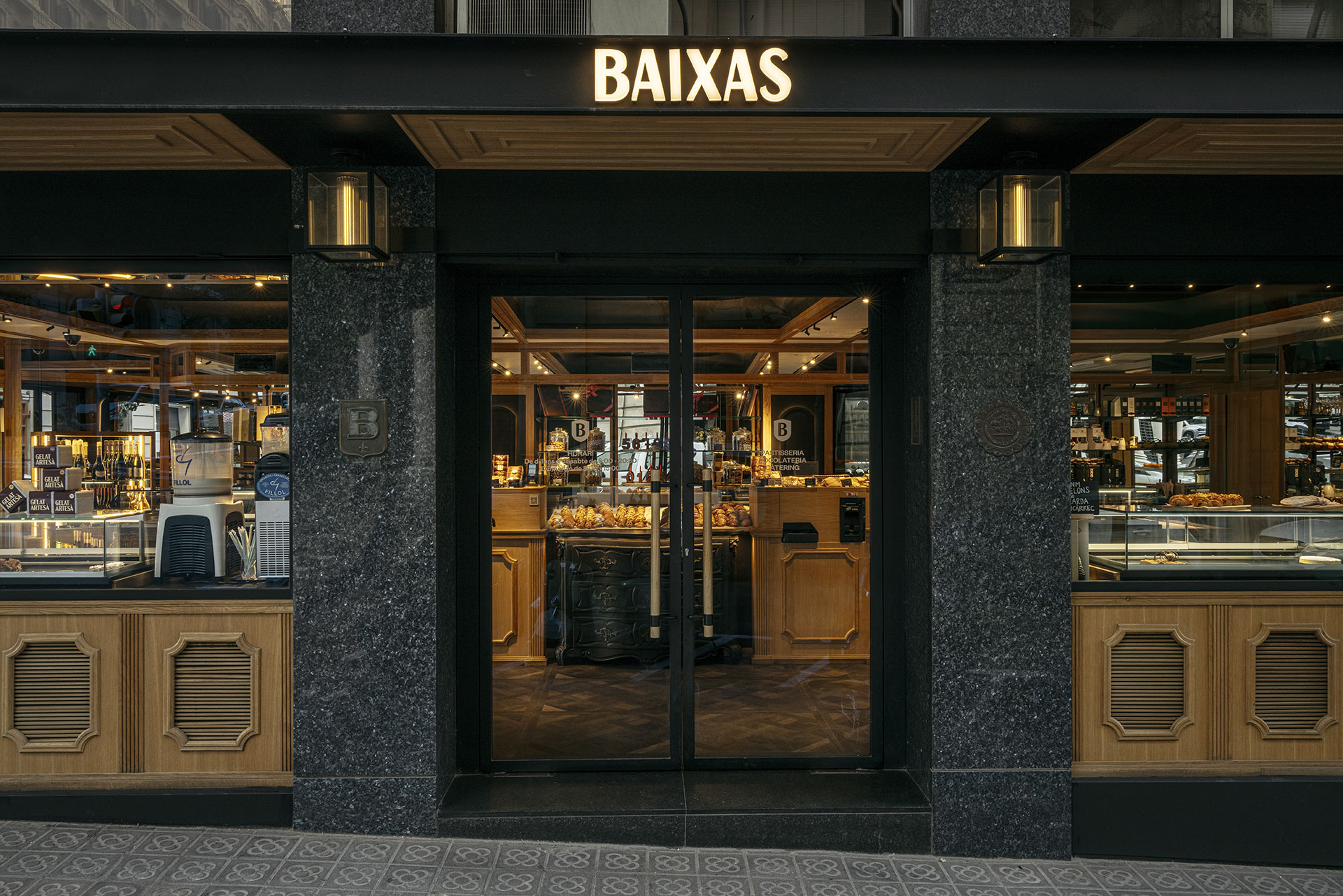 Exterior de Pastelería Baixas de Barcelona con imagen renovada y encanto clásico un proyecto de Pablo Peyra.