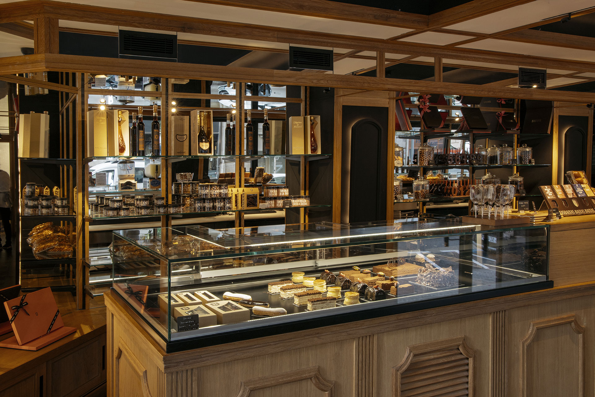 Baixas barcelona, proyecto interiorismo de Pablo Peyra Studio. Vitrina de productos artesanales de la famosa pastelería.