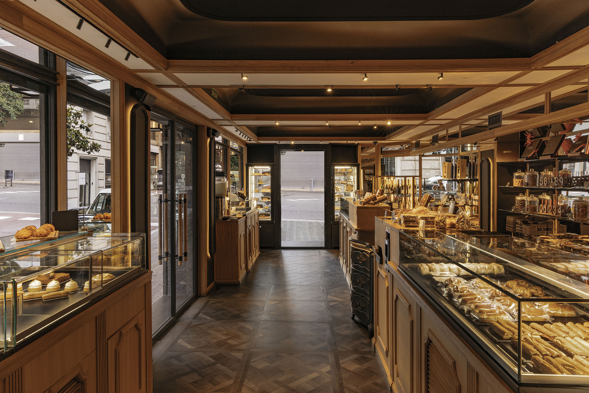 Proyecto retail de pastelería Baixas, Barcelona. Vista en profundidad del local, equilibrio entre tradición y modernidad. Un diseño de Pablo Peyra Studio.