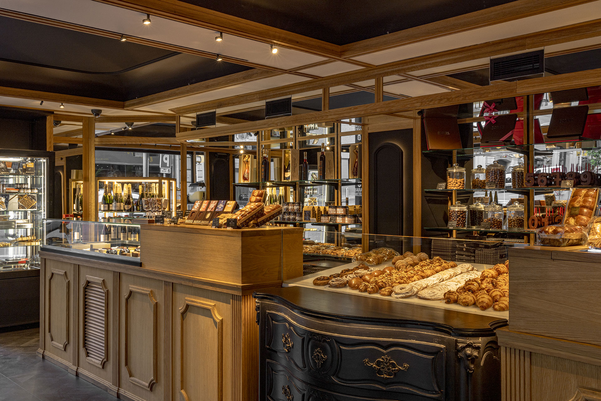 Proyecto Baixas, Barcelona. Mostrador central de la pastelería Baixas de estilo clásico con artículos de pastelería, chocolates, etc.