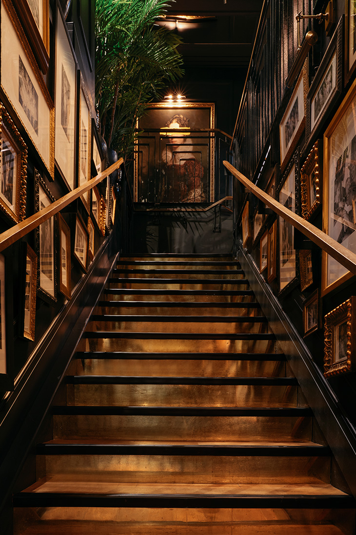 Proyecto de Pablo Peyra Studio. Escalera presidida por un cuadro clásico de una dama.