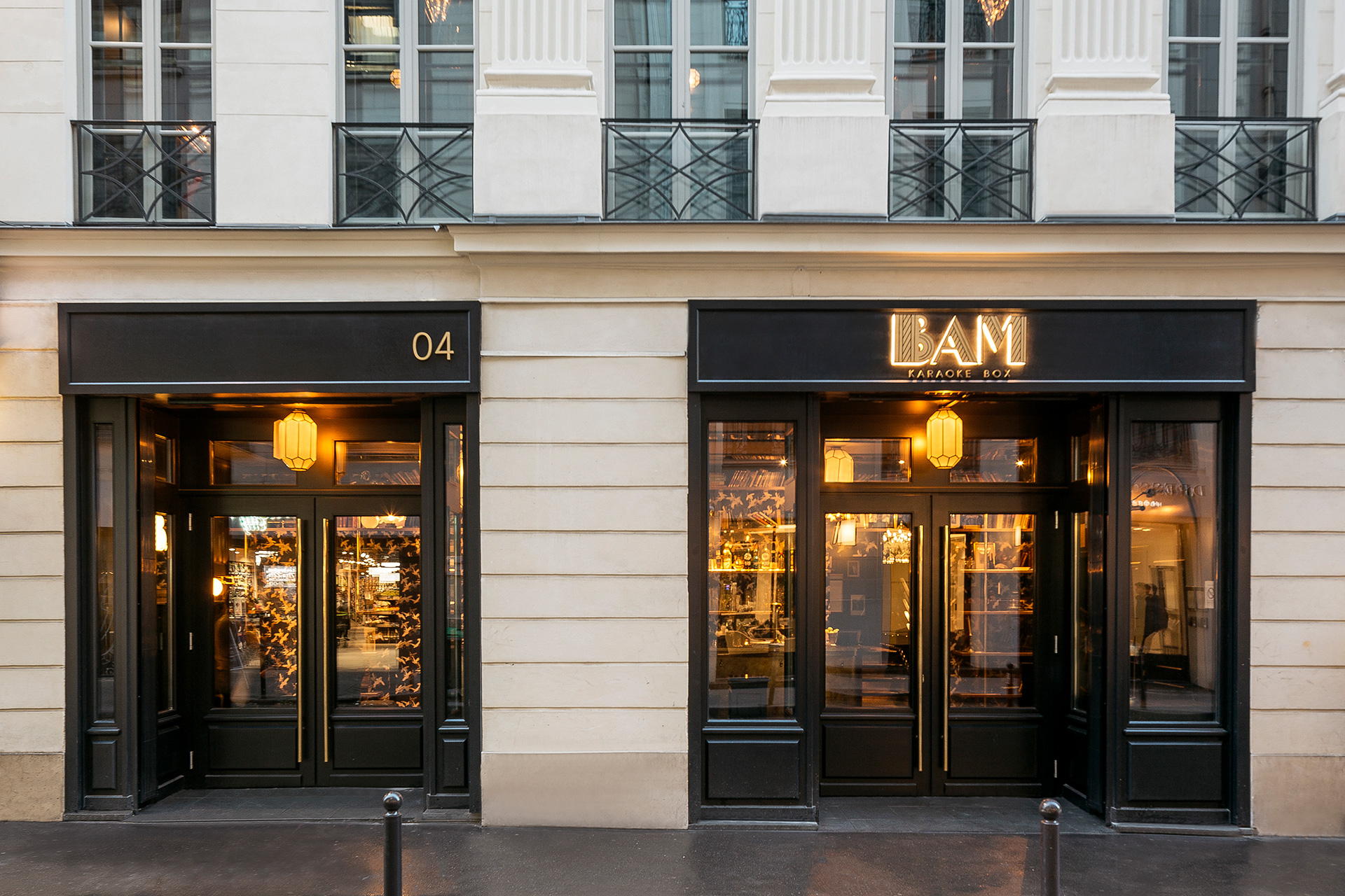 Diseño de interiores de karaoke en París, por Pablo Peyra Studio. Fachada de BAM Karaoke Caumartin estilo parisino en edificio regio.