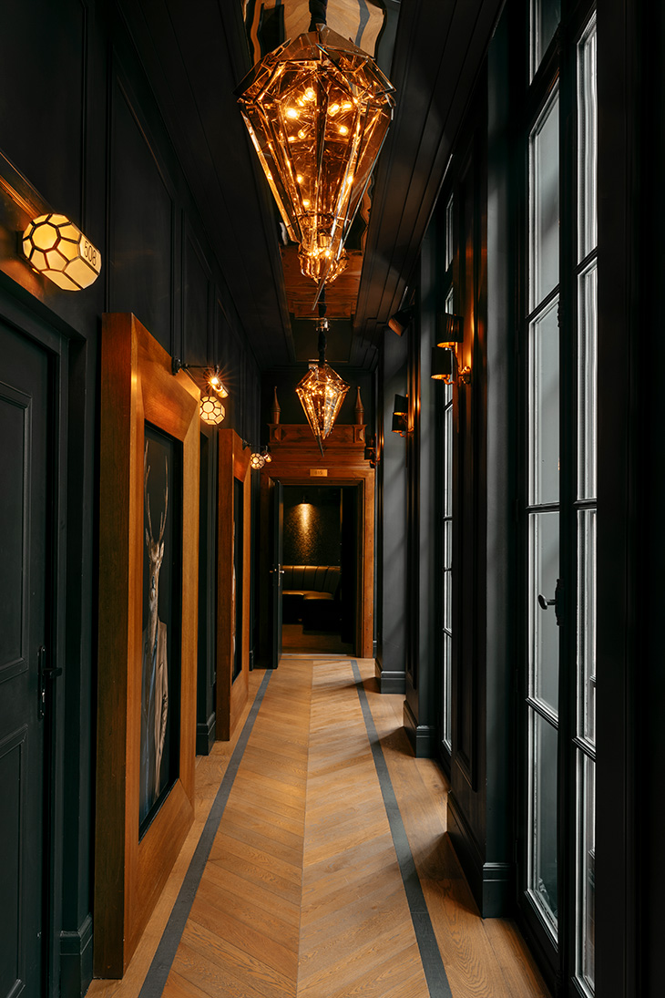 Interiorismo pasillo decacceso a las salas con luz natural que viene de los grandes ventanales. Interiorismo de Pablo Peyra Studio.