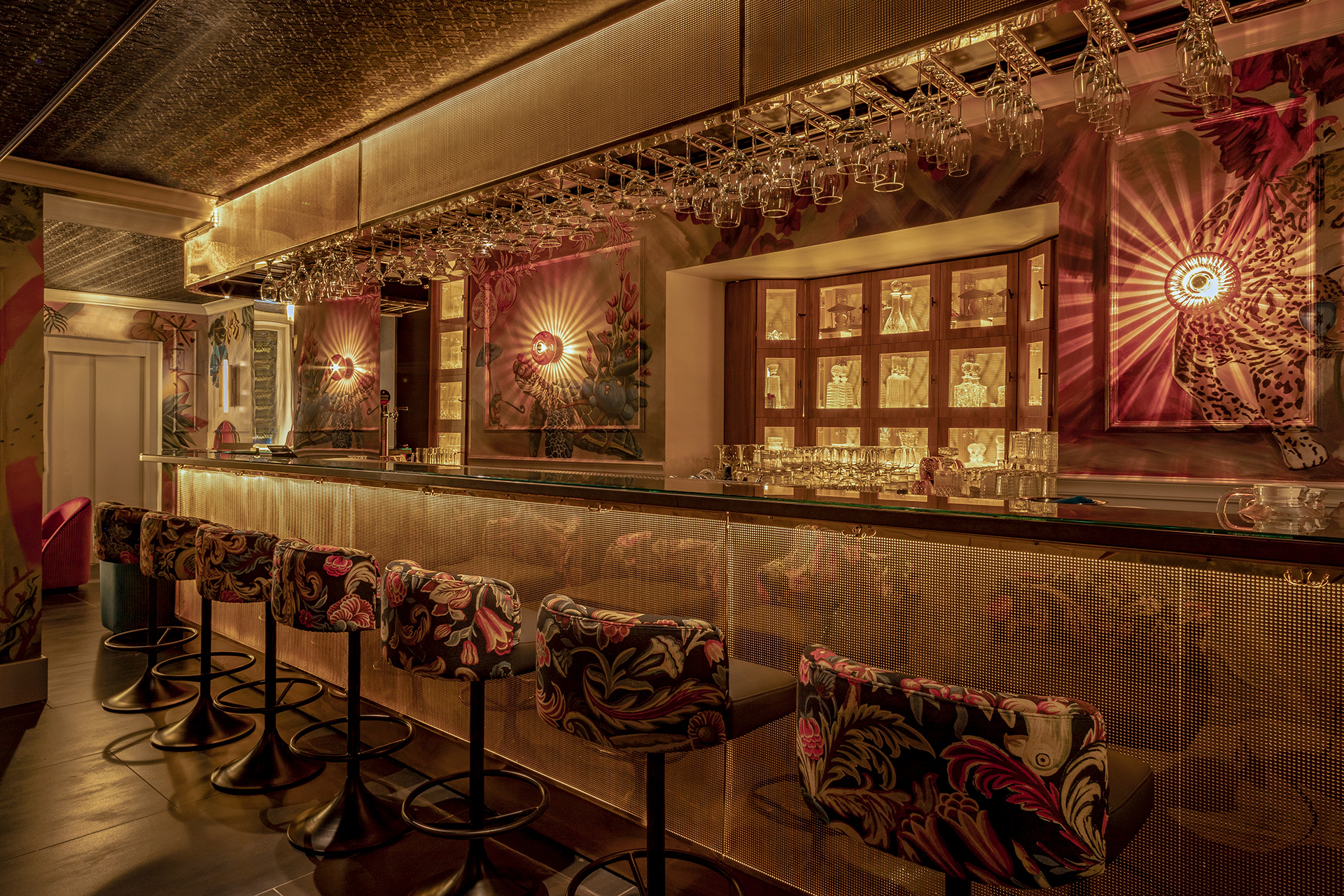 Interiorismo de karaoke BAM Luchana en Madrid por Pablo Peyra Studio. Vista del bar coctelería.