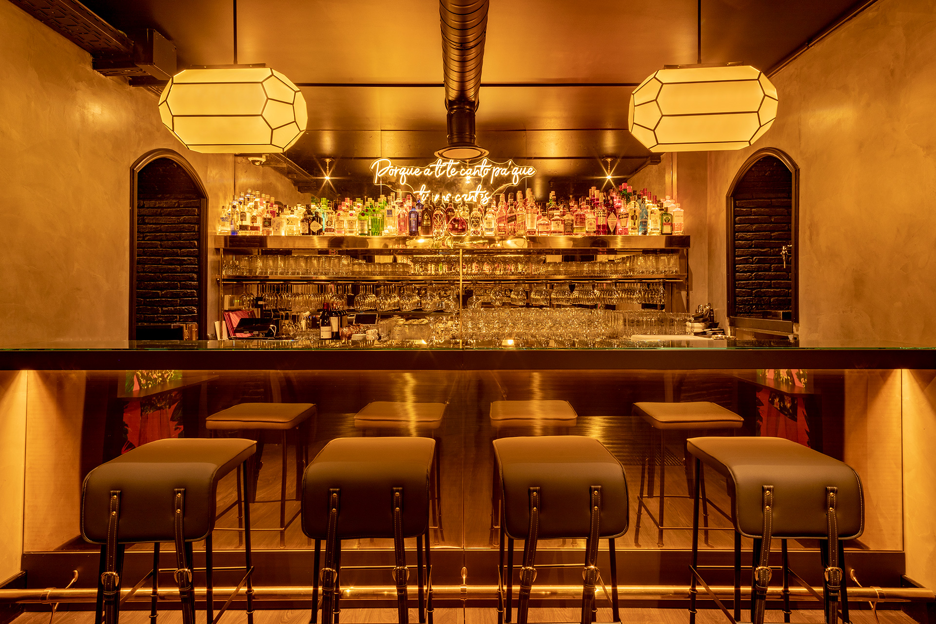 Interiorismo de karaoke BAM Luchana en Madrid por Pablo Peyra Studio. Vista frontal del bar coctelería "a ti te canto pa que tu me cantes"