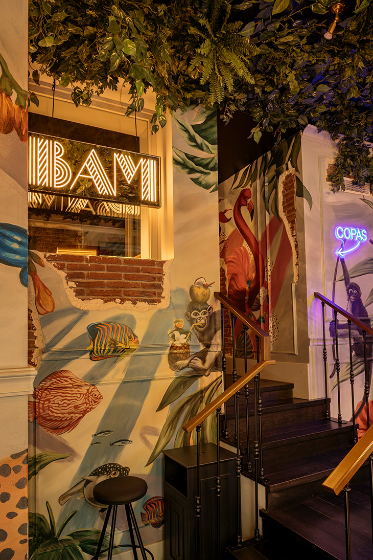 Proyecto de interiorismo de karaoke BAM Luchana en Madrid por Pablo Peyra Studio. Escalera de entrada al bar.