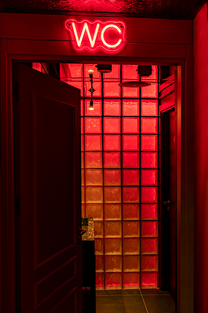 Proyecto de interiorismo de karaoke BAM Luchana en Madrid por Pablo Peyra Studio. WC.