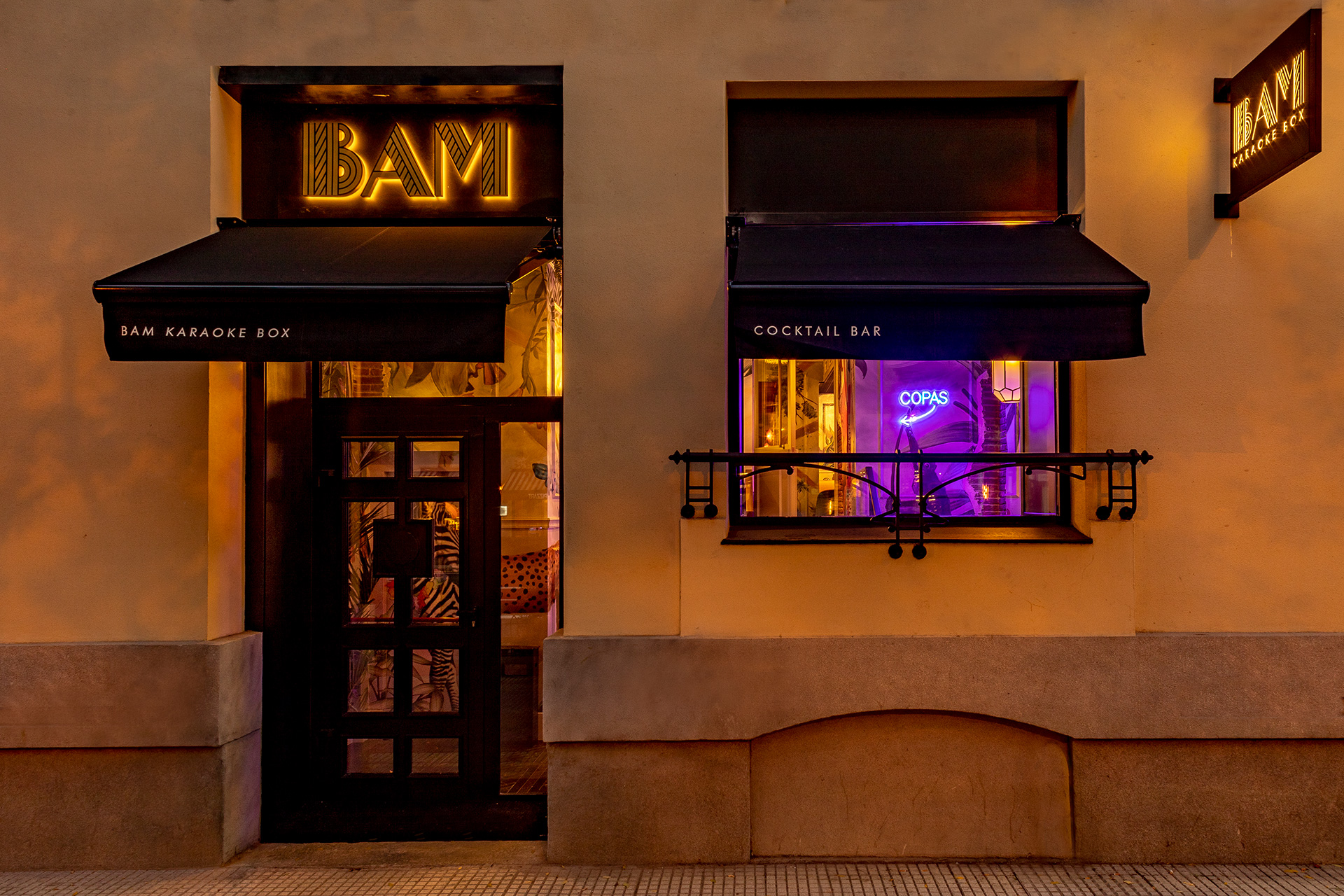 Proyecto de interiorismo de karaoke BAM Luchana en Madrid por Pablo Peyra Studio. Entrada pincipar al cocktail bar.