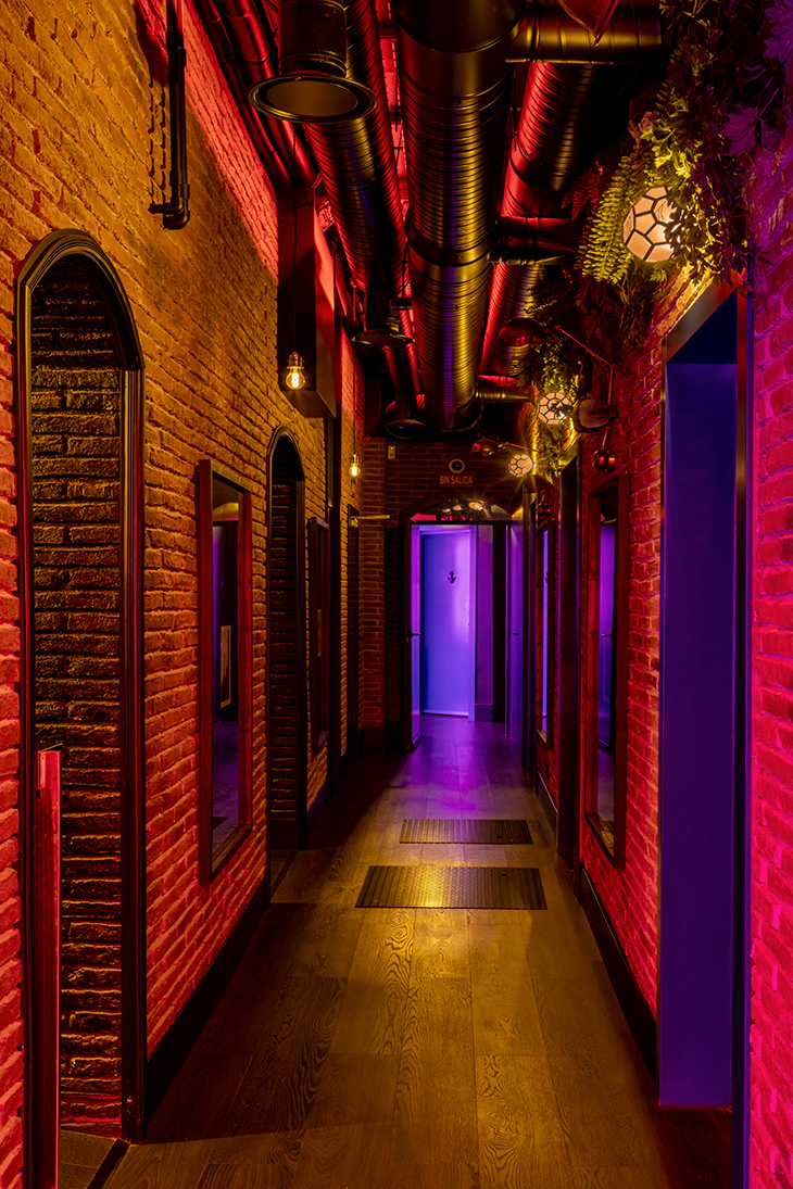 Proyecto de interiorismo de karaoke BAM Luchana en Madrid por Pablo Peyra Studio. Pasillo de acceso a las salas de karaoke.