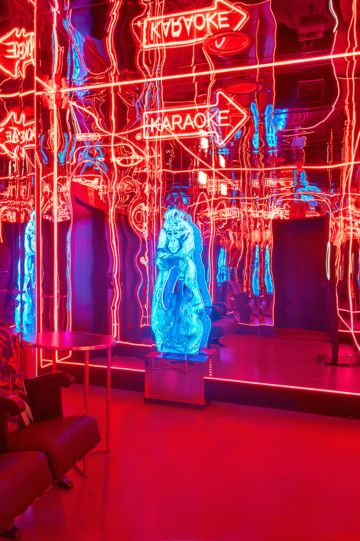 Diseño de interiores de karaoke BAM Luchana en Madrid por Pablo Peyra Studio. Rincón de la sala de Karaoke neón roja.