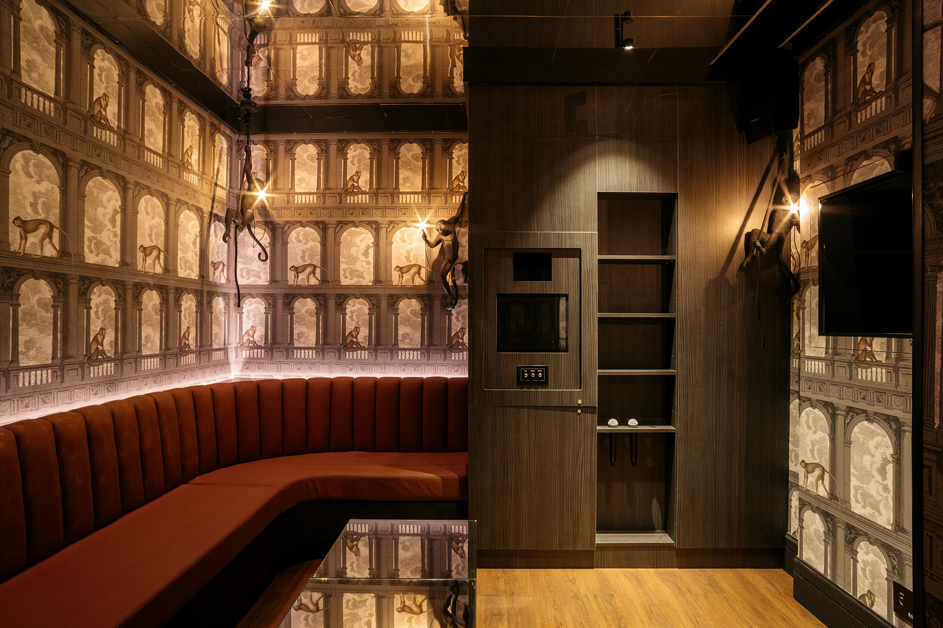 Proyecto de interiorismo del karaoke BAM Recoletos en Madrid de Pablo Peyra Studio. Sala karaoke africana.