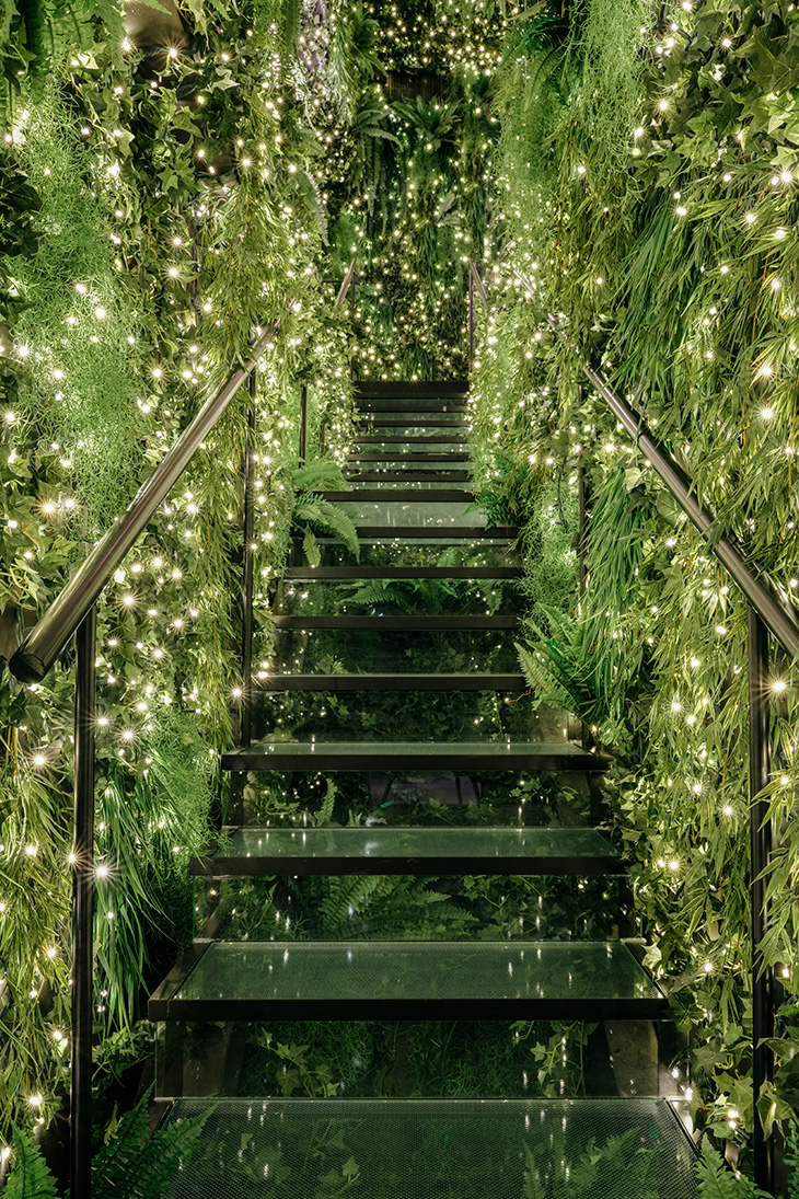 Diseño de interiores del karaoke BAM Recoletos en Madrid de Pablo Peyra Studio. Escalera verde con vegetación.