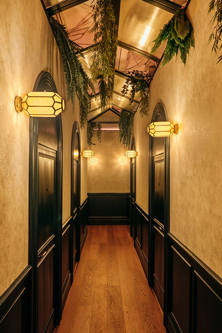 Diseño de interiores del karaoke BAM Recoletos en Madrid de Pablo Peyra Studio. Pasillo de acceso a las salas de karaoke.