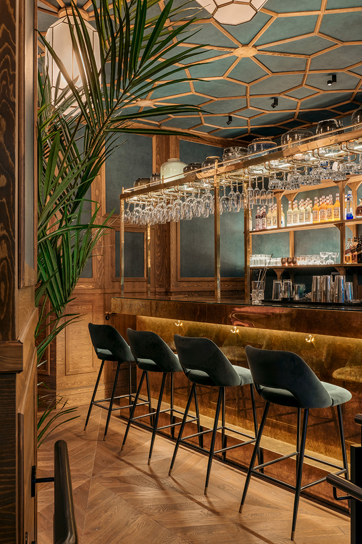 Diseño de interiores del karaoke BAM Recoletos en Madrid de Pablo Peyra Studio. Barra del bar coctelería.