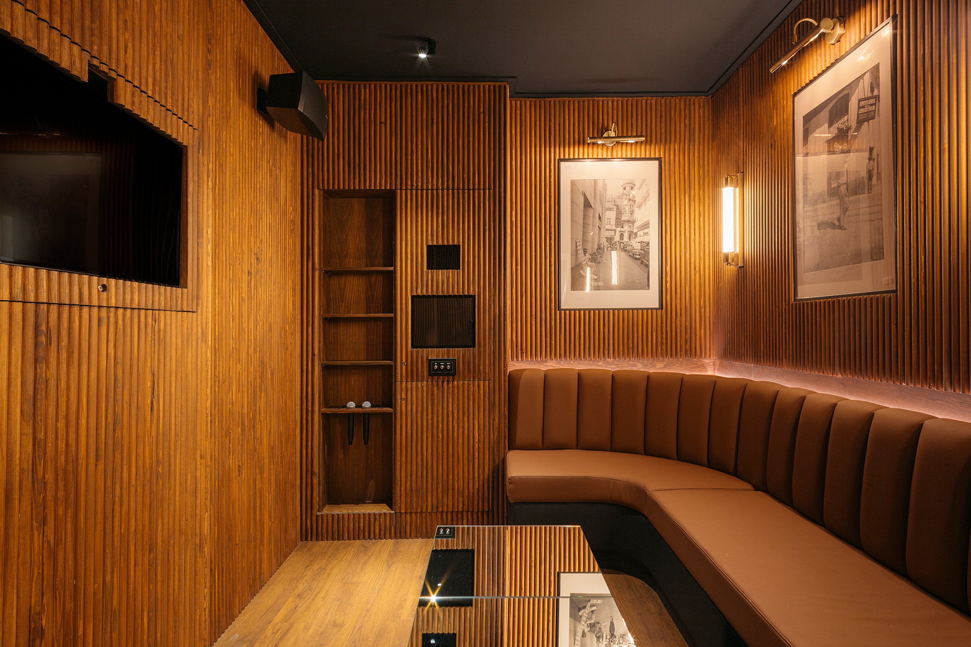Proyecto de interiorismo del karaoke BAM Recoletos en Madrid de Pablo Peyra Studio. Sala karaoke madera.