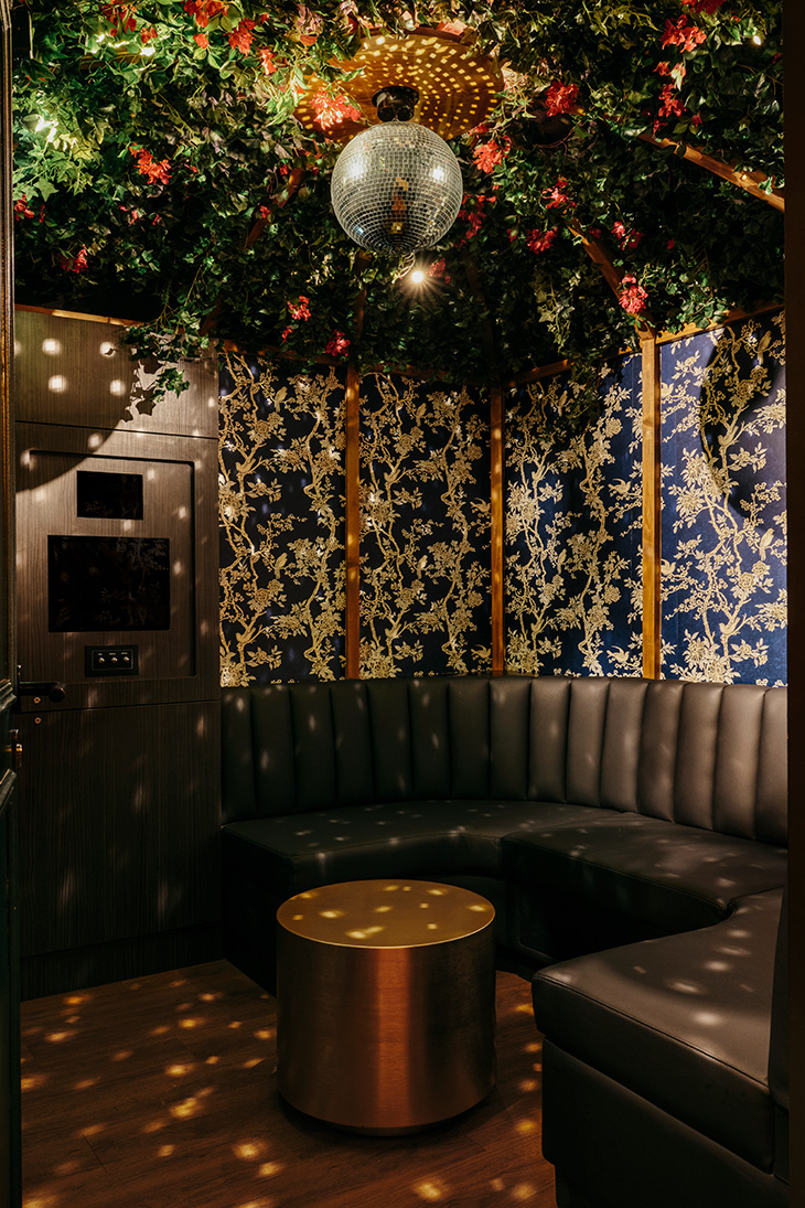 Proyecto de interiorismo del karaoke BAM Recoletos en Madrid de Pablo Peyra Studio. Sala karaoke floral.