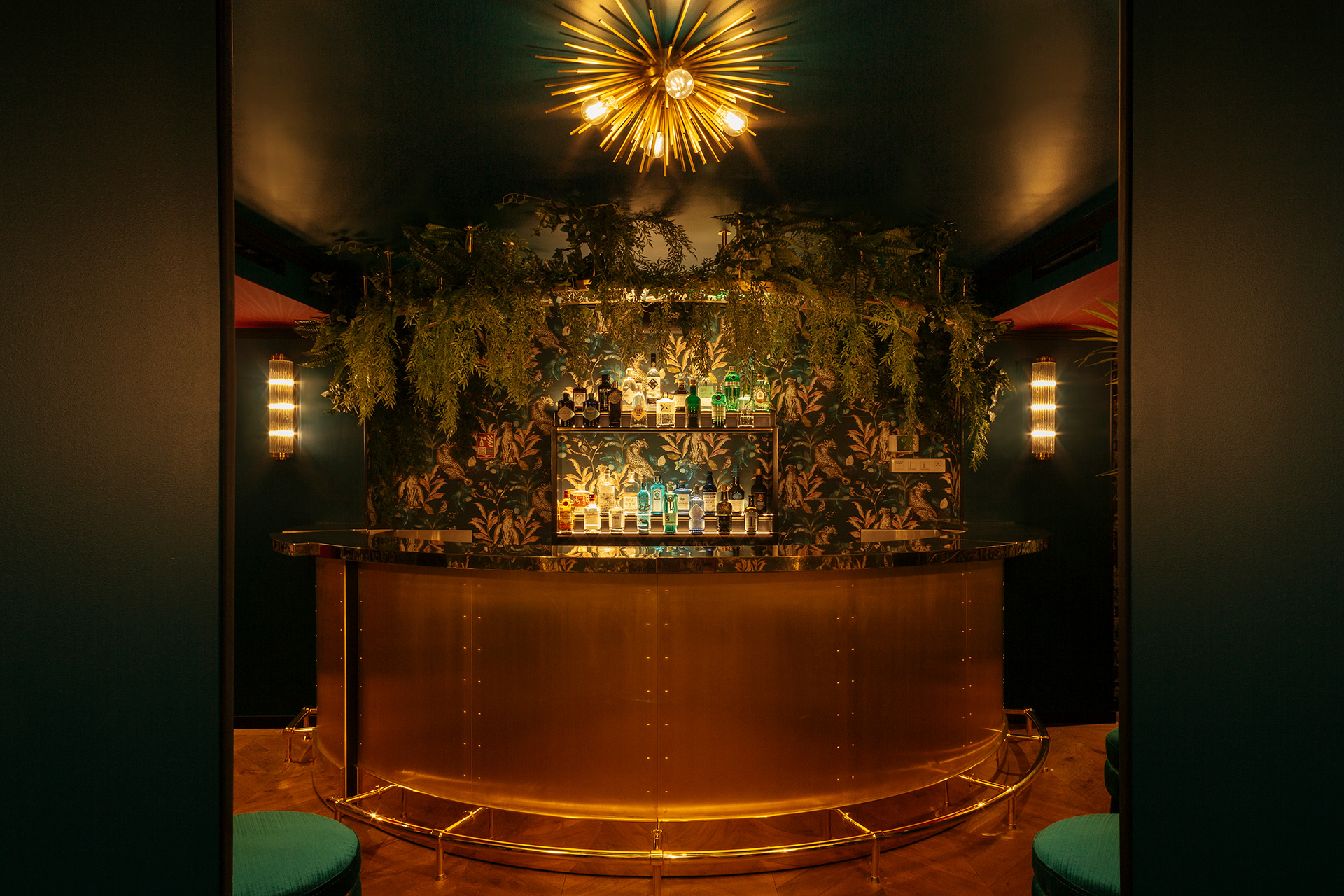 Proyecto interiorismo del Karaoke Wagram en París, diseño de Pablo Peyra Studio. Vista frontal de la barra curvada del Bar Coctelería..
