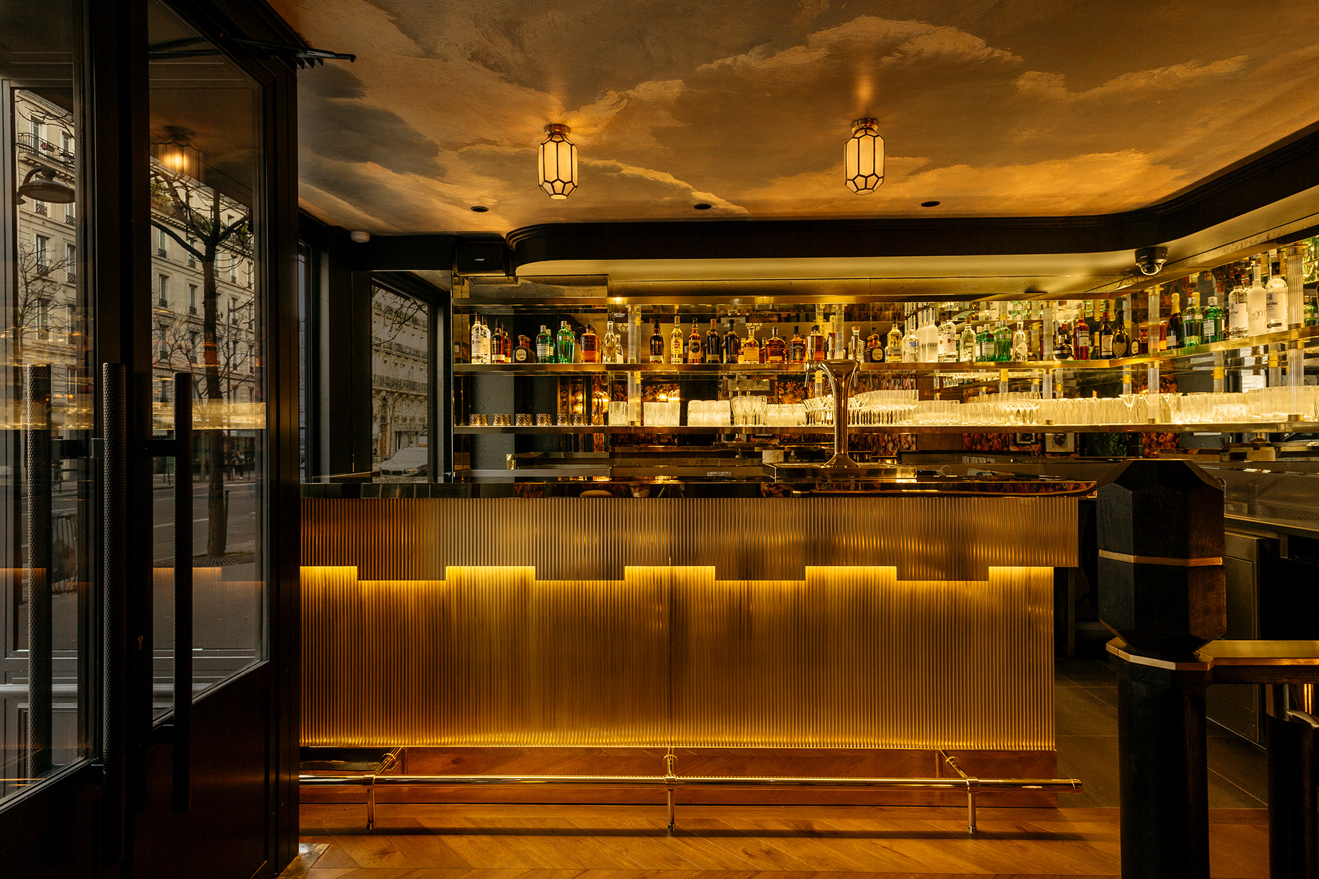 Proyecto interiorismo del Karaoke Wagram en París, diseño de Pablo Peyra Studio. Vista frontal de la barra del Bar Coctelería..
