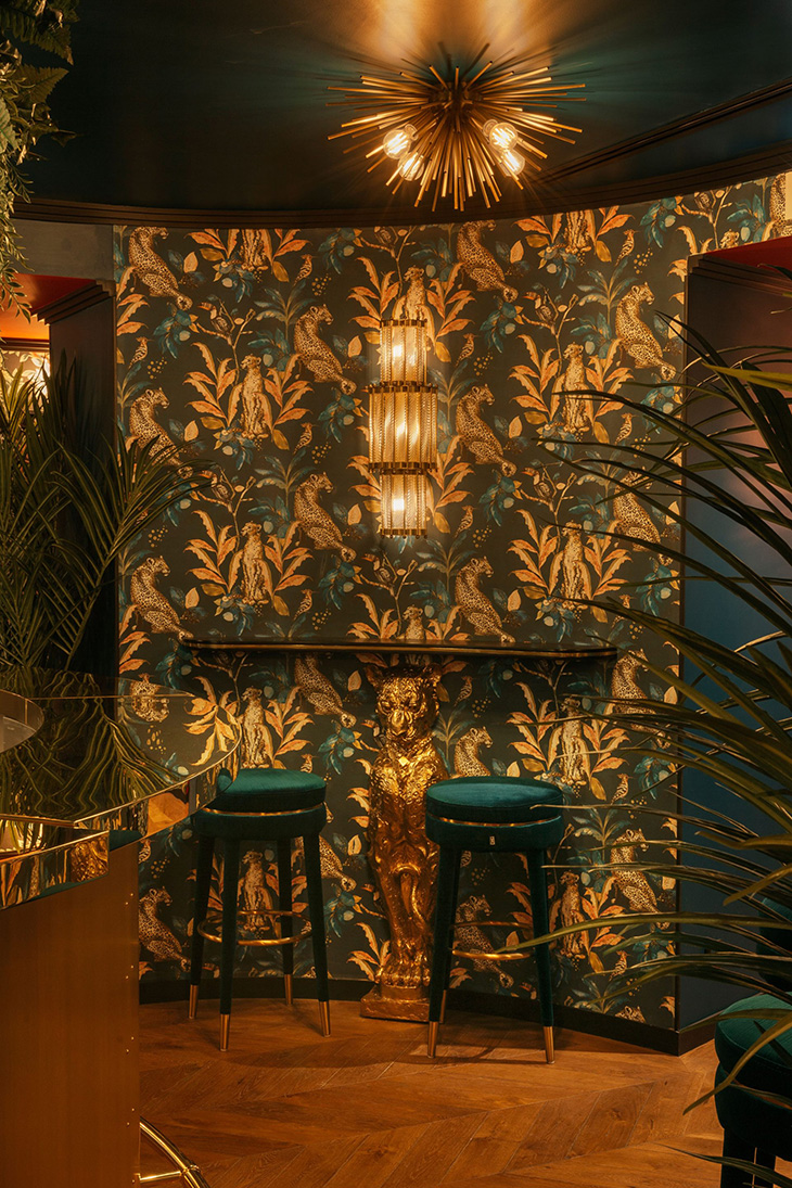 Proyecto interiorismo del Karaoke Wagram en París, diseño de Pablo Peyra Studio. Detalle rincón del bar coctelería..