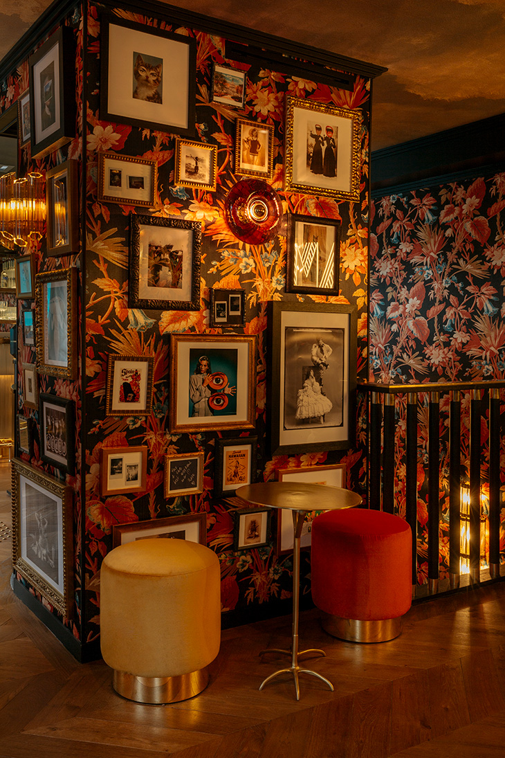 Diseño interior de Karaoke Wagram en París, proyecto de Pablo Peyra Studio. Rincón escalera.