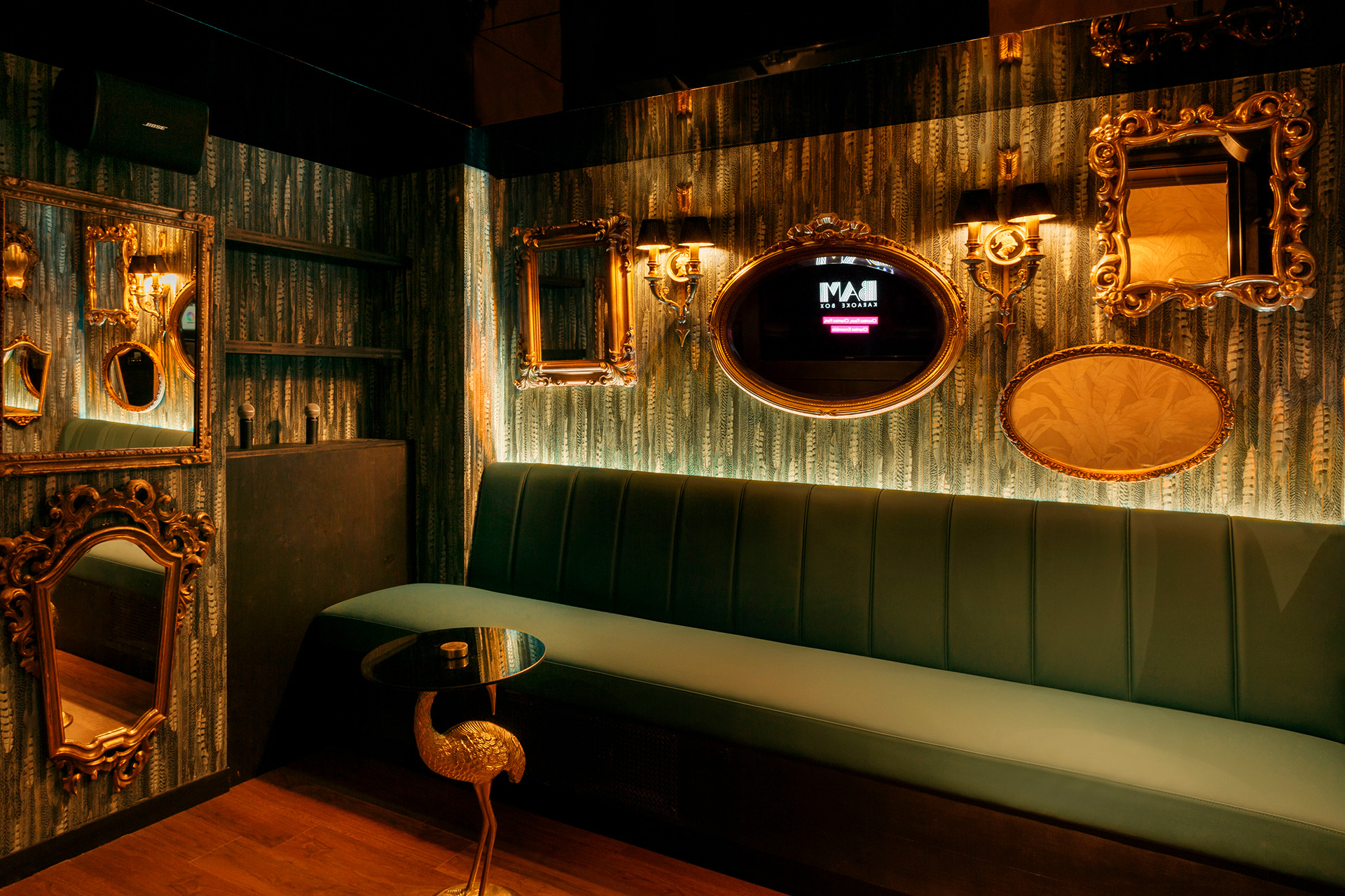 Diseño interior Karaoke Wagram en París, proyecto de Pablo Peyra Studio. Sala Karaoke espejos