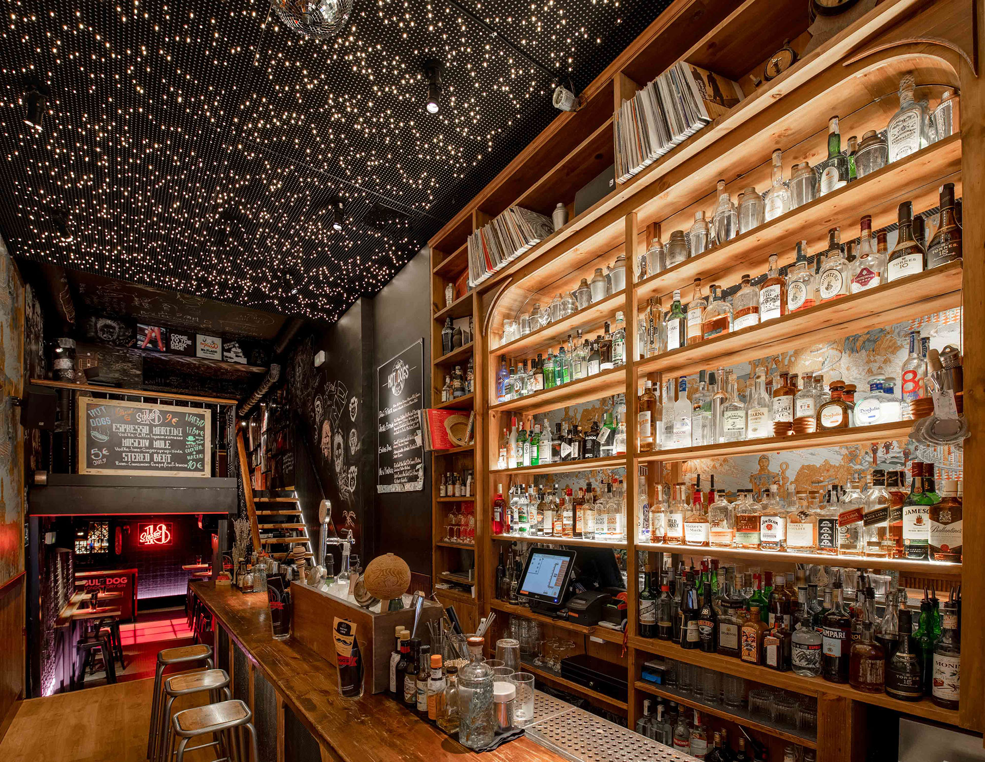 Proyecto interiorismo de bar por Pablo Peyra Studio. Diseño para Stereo 18, Barcelona. Barra Proyecto interiorismo de bar por Pablo Peyra Studio. Diseño para Stereo 18, Barcelona. Barra.
