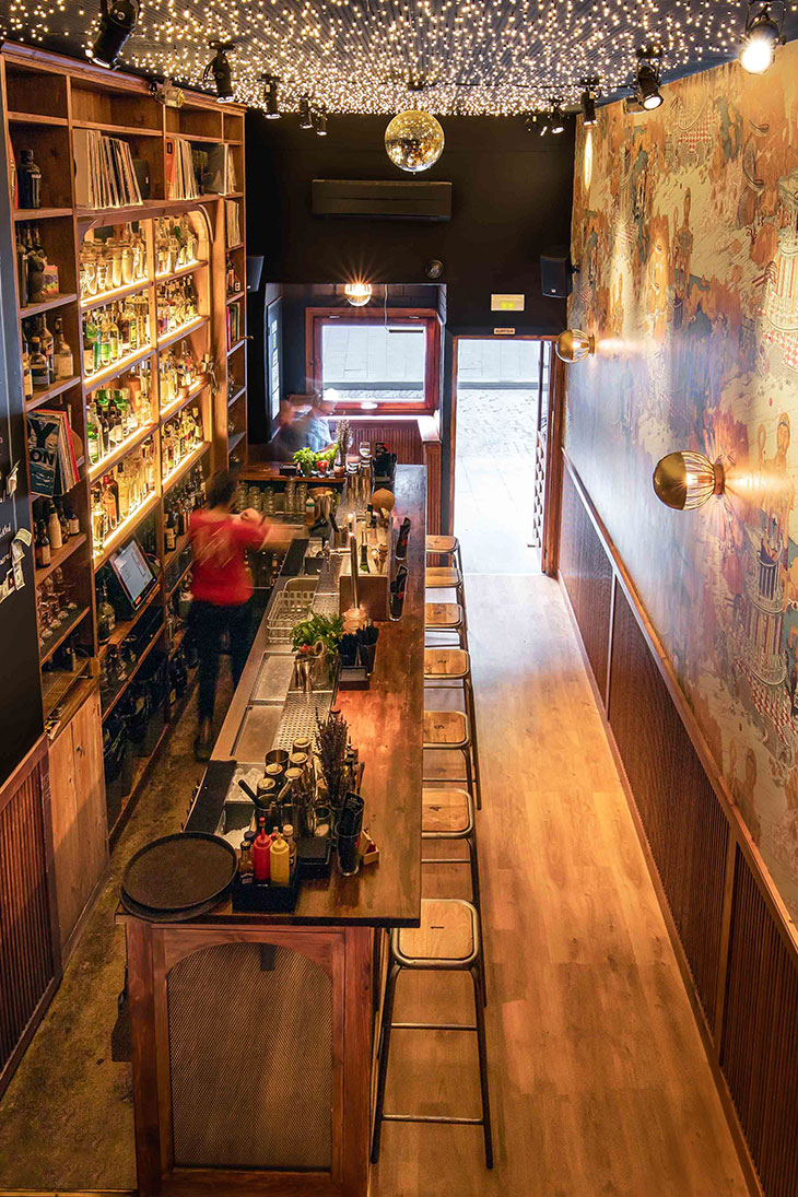 Proyecto interiorismo de bar por Pablo Peyra Studio. Diseño para Stereo 18, Barcelona. Vista picado de la barra.