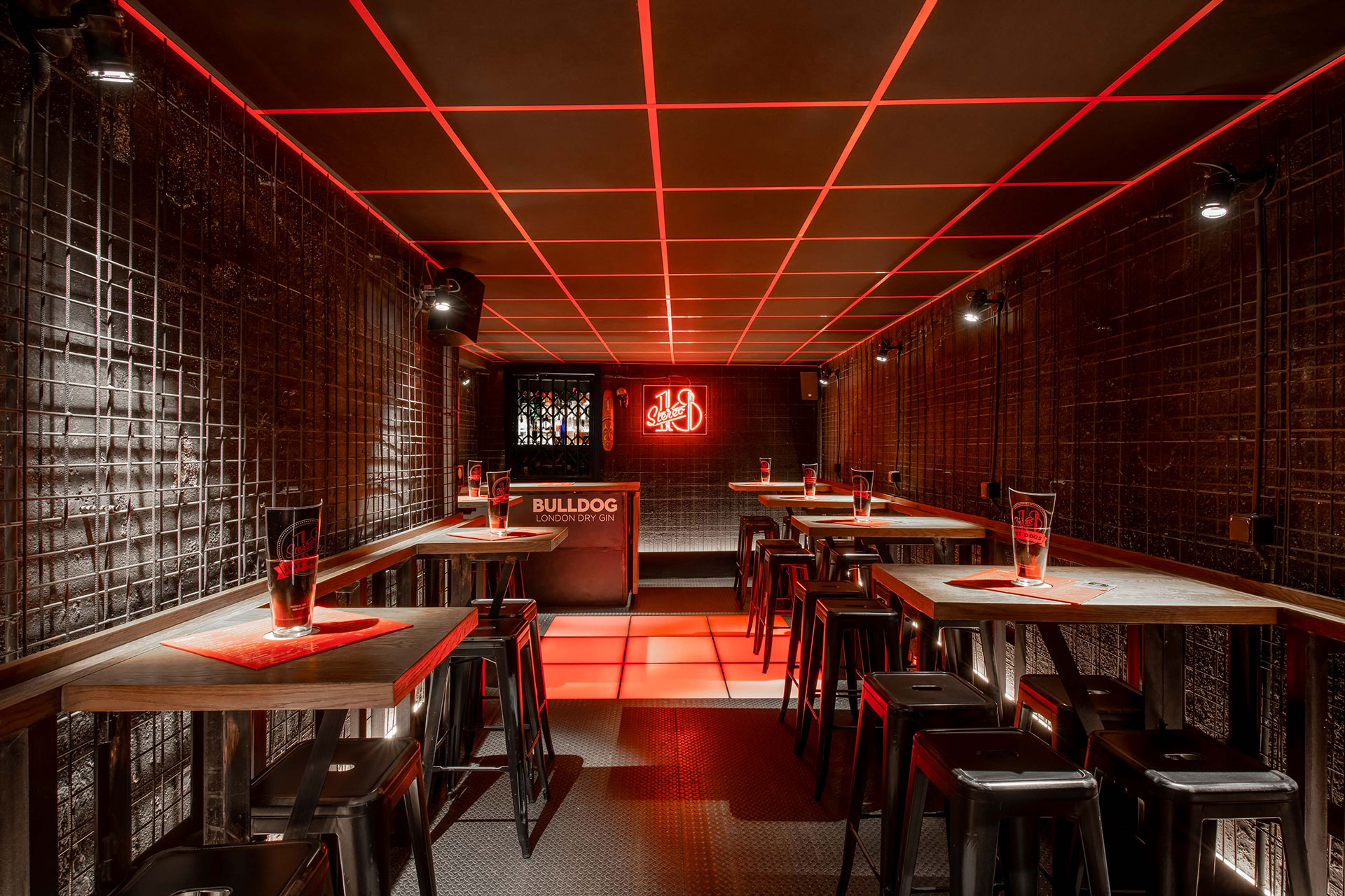 Diseño de bar por Pablo Peyra Studio. Proyecto Stereo 18, Barcelona. Bar techo neon rojo.