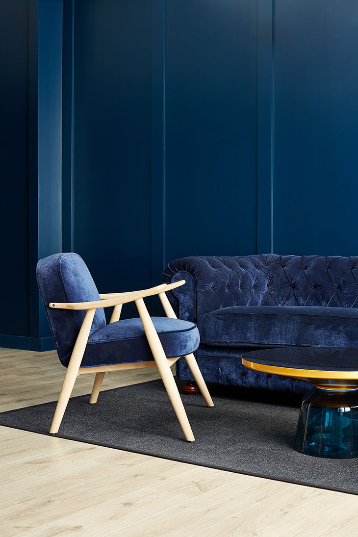 Interiorismo de Fincas Layes, Barcelona. Diseño de Pablo Peyra Studio. Detalle salida azul.