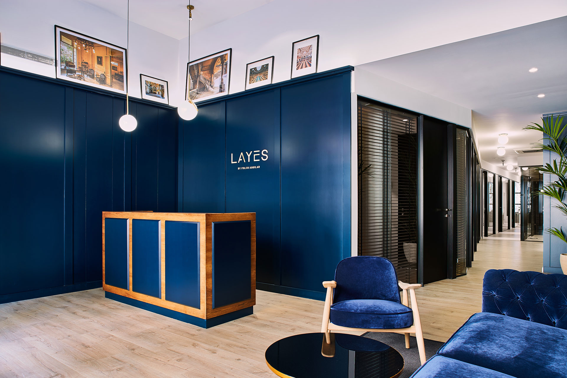 Interiorismo de Fincas Layes, Barcelona. Diseño de Pablo Peyra Studio. Salón azul ventanal. Interiorismo de Fincas Layes, Barcelona. Diseño de Pablo Peyra Studio. Hall entrada.