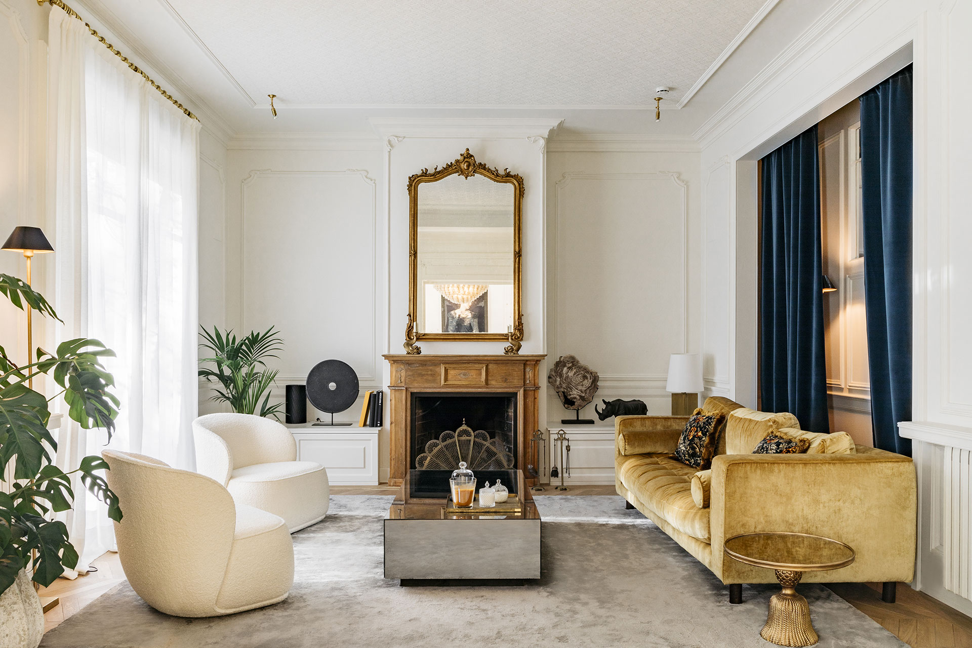 Interiorismo residencial Esperanza por Pablo Peyra Studio. Salón regio con luz natural y piezas decorativas de estilo clásico.