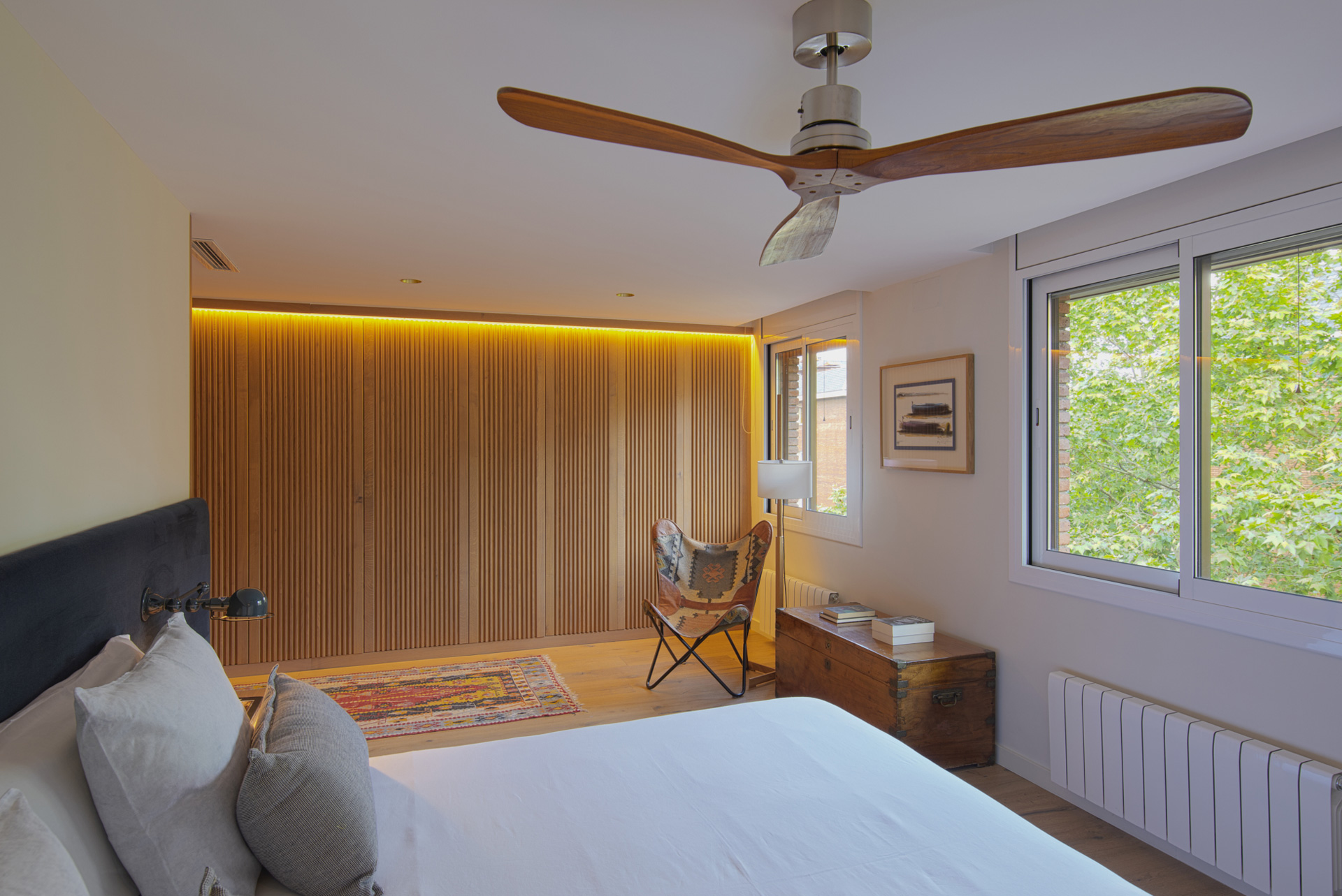 Diseño de interiores de residencial Les tres Torres, un proyecto de Pablo Peyra Studio. Vista habitación principal.