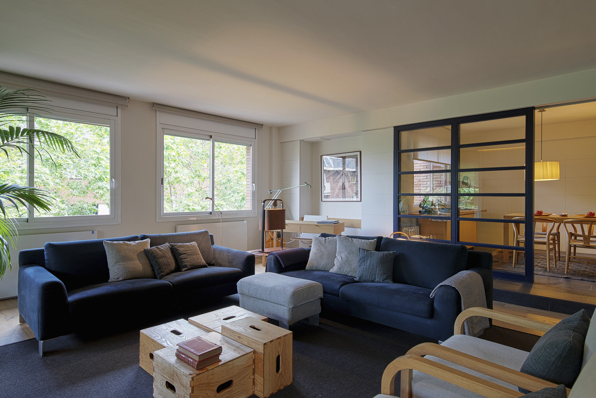 Diseño de interiores de residencial Les tres Torres, un proyecto de Pablo Peyra Studio. Salón-comedor.