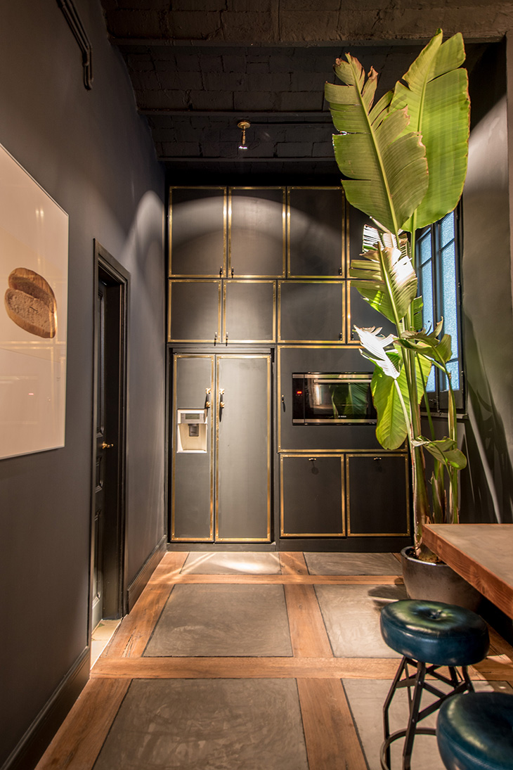 Interiorismo de residencial Mallorca por Pablo Peyra Studio. Vista de la cocina.