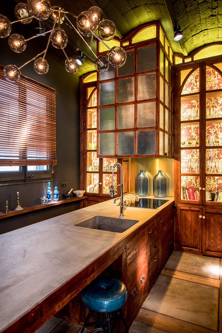 Diseño de interiores de residencial Mallorca, un proyecto de Pablo Peyra Studio. Vista de la cocina.