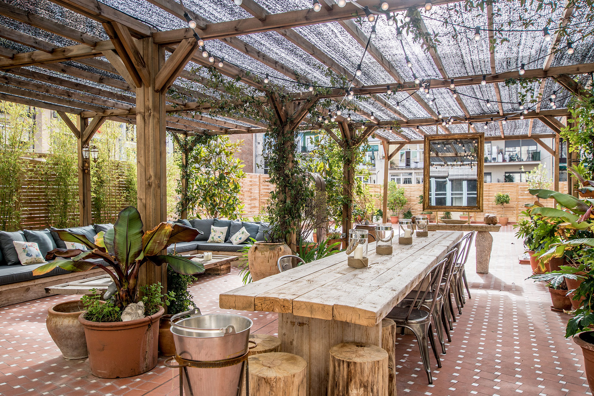 Diseño de interiores de residencial Mallorca, un proyecto de Pablo Peyra Studio. Comedor y salón exteriores.