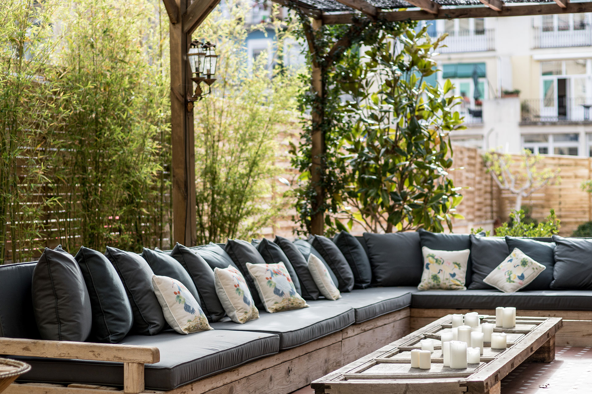 Interiorismo residencial Mallorca, un diseño de Pablo Peyra Studio. Salón exterior con gran sofá en L.