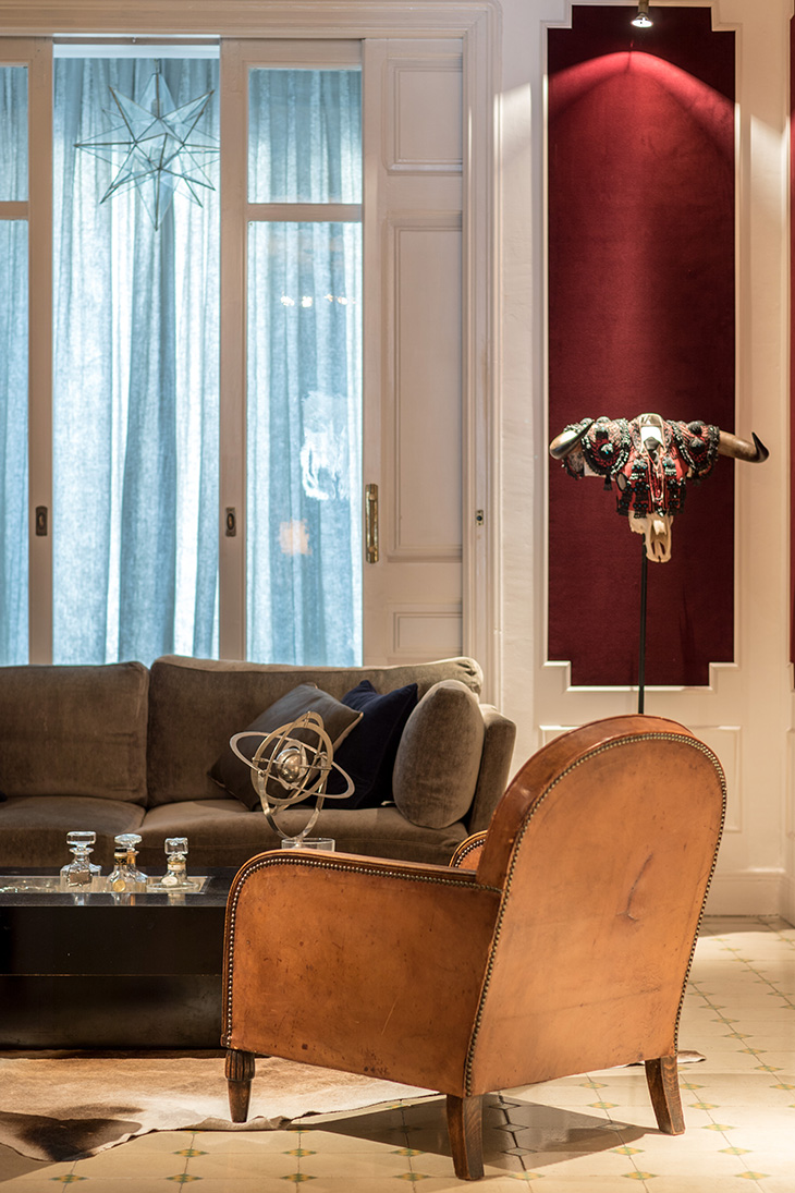 Interiorismo residencial Mallorca, un diseño de Pablo Peyra Studio. Vista del salón con gran ventanal.