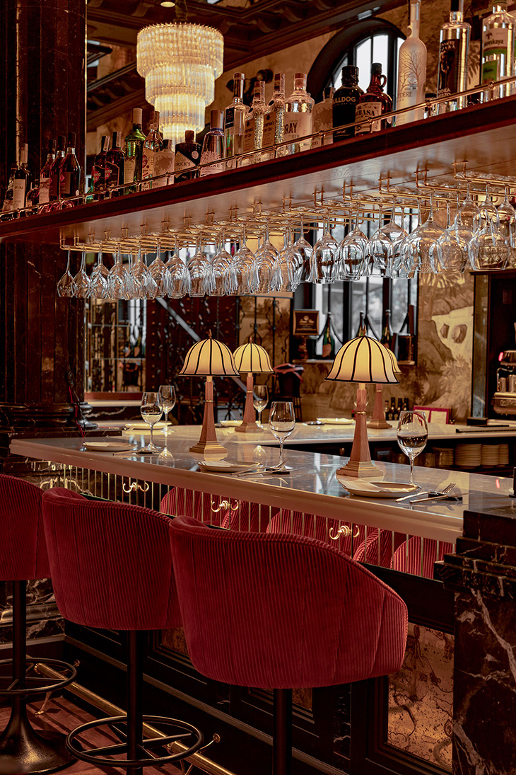 Interiorismo de restaurante por Pablo Peyra Studio. Proyecto Camarasa, Barcelona. Vista detalle de la barra de bar de aestilo clásico y una iluminación cálida. Interiorismo de restaurante por Pablo Peyra Studio. Proyecto Camarasa, Barcelona. Vista detalle de la barra de bar de aestilo clásico y una iluminación cálida.