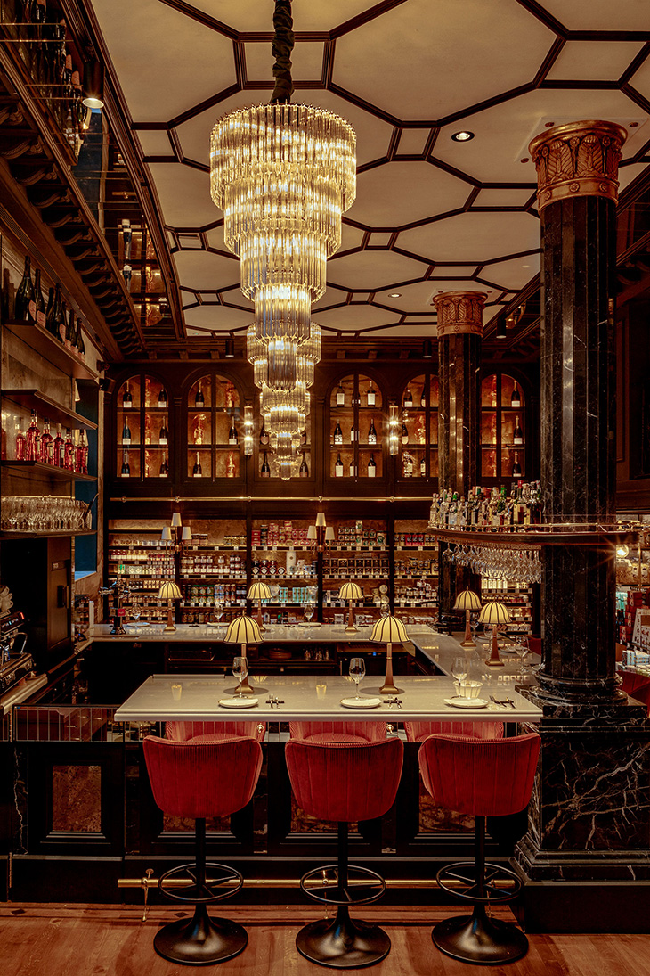 Diseño interior de restaurante Camarsa en Barcelona. Lámparas circulares de gran formato suspendidas sobre la barra.